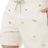 Short de baño Rip Curl Fun Times Volley de color beige, con estampado minimalista de pequeños soles y palmeras en tonos naranjas y azules. Cuenta con cintura elástica con cordón ajustable y bolsillos laterales.