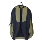 Mochila Maui and Sons modelo Explorer, color verde militar, con capacidad de 20 litros. Cuenta con un compartimento principal, un bolsillo frontal con cierre y dos bolsillos laterales. El logo de la marca está en un parche circular en la parte superior frontal.