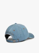 Gorra de béisbol de denim celeste con diseño de seis paneles, costuras a contraste, ojales bordados, visera curva y logo bordado de Tommy Hilfiger en el frente.