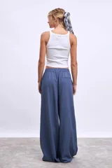 Pantalón palazzo azul con cintura elastizada y cordón ajustable.