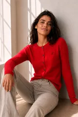 Cardigan de punto con diseño de ochos, color rojo, cuello redondo y cierre frontal con botones. Cuenta con manga larga y detalle bordado en el pecho.