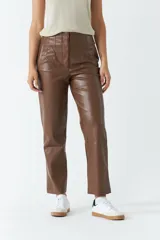 Pantalón de cuero sintético marrón, de tiro alto y corte recto, con pinzas y tablas en la parte delantera.