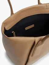 Cartera tote Tommy Hilfiger de color tostado, con acabado liso, dos asas superiores y cierre de cremallera. Cuenta con un compartimento principal, un bolsillo interior con cremallera y el logo metálico de la marca en relieve en la parte delantera.