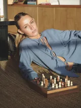 Saco negro de tejido de punto, con corte holgado y mangas largas.