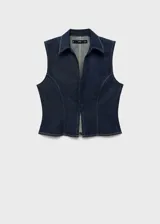 Top sin mangas estilo chaleco confeccionado en tejido de algodón y lino, con cuello solapa, cierre frontal con cremallera y costuras en contraste.