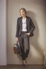 Pantalón negro de vestir, corte slim, tiro medio y confeccionado en spandex.