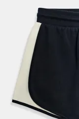 Short de tiro medio confeccionado en algodón, con cintura elástica ajustable mediante cordón y diseño combinado con laterales en color contrastante.