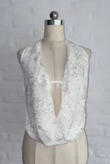 Top blanco con escote halter y espalda descubierta.