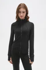Campera deportiva negra de ajuste al cuerpo, con cierre frontal completo, cuello alto y mangas largas con orificio para el pulgar.