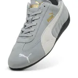 Championes Puma Speedcat OG, color gris con detalles en blanco y dorado.