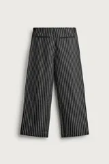 Pantalón relaxed fit de mezclilla con mezcla de algodón y lino, con diseño de rayas verticales oscuras y claras. Cuenta con cintura ajustable con cordón, bolsillos frontales, bolsillo cerillero y cierre frontal con cremallera y gancho metálico.