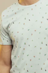 Remera de cuello redondo y manga corta, color beige con estampado de pequeños motivos playeros.