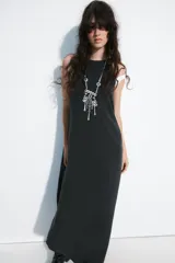 Vestido midi fluido de mezcla de viscosa en color bordó, con cuello redondo, manga sisa y detalle de lazada con abertura en la espalda.