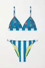 Conjunto de bikini azul con tirantes y detalles de banda estampada multicolor, y forro interior en tono verde lima.