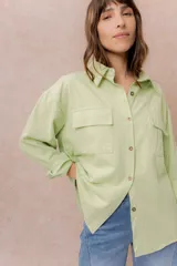 Camisa oversize de denim liviano color amarillo, con cuello camisero, mangas largas con puños, bolsillos delanteros con tapa y ruedo desflecado.