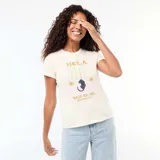 Camiseta de algodón color beige, de corte ajustado y manga corta. Presenta un estampado frontal con la palabra 'HOLA', una palmera, una pantera negra y la frase 'BAJO EL SOL MEXICO CITY'.
