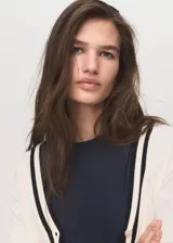 Cardigan de punto fino color blanco crudo, con diseño recto, escote en V, cierre frontal con botones y rayas negras en contraste en la tapeta y los puños.