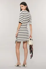 Vestido corto de punto con estampado de rayas horizontales, cuello redondo, mangas cortas y lazo ajustable en la cintura.