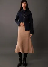 Falda midi de punto acanalado con diseño evasé y cintura elástica.