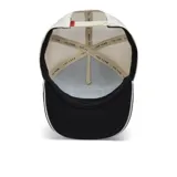 Gorra trucker Goorin Bros. con visera curva, paneles frontales en cuero sintético verde y blanco, y paneles traseros de malla beige. Presenta un parche bordado con la imagen de un caballo y la palabra "STUD".
