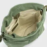Cartera tipo bucket de cuero gamuzado color verde oliva, con correa de hombro y correa bandolera ajustable. Tiene dos bolsillos externos, cierre con broche imán y forro interno de gabardina de algodón con tres compartimentos.