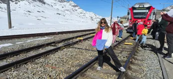 Polerón oversize con bloques de color lila, verde agua y negro.