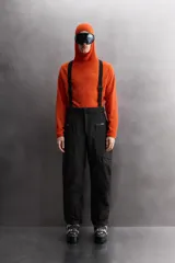 Pantalón deportivo de esquí color negro, confeccionado en tejido técnico impermeable de tres capas con costuras y cremalleras termoselladas. Cuenta con tirantes elásticos regulables, cintura ajustable, bolsillos frontales con cierre, refuerzos en la parte inferior de la pernera y sistema de rescate RECCO integrado.
