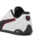 Championes Puma modelo Ferrari Replicatch, color blanco con detalles en negro y rojo. Diseño de perfil bajo inspirado en el automovilismo con logo de Puma y escudo de Ferrari.