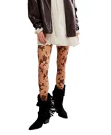 Medias transparentes color nude con estampado floral en color marrón oscuro. Presentan un diseño de encaje que cubre toda la pierna, aportando un toque sofisticado y moderno.