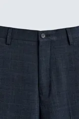 Pantalón de traje corte slim fit, color azul marino con textura sutil. Cuenta con bolsillos laterales, bolsillos traseros con botón y cierre frontal con cremallera y botón.