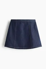 Pollera mini evasé de denim azul oscuro, con costuras pespuntadas a contratono y corte ligeramente acampanado.