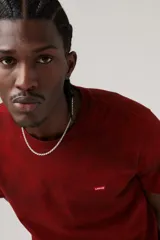 Remera de algodón color ladrillo con efecto batik y logo de Levi's bordado en el pecho.