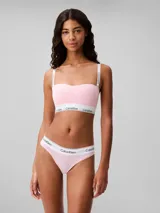 Bombacha tipo colaless de tiro medio, confeccionada en una mezcla suave de algodón y modal. Presenta la icónica cinturilla elástica distintiva de la marca Calvin Klein.