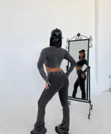 Conjunto de dos piezas compuesto por un top corto de manga larga y un pantalón de corte recto, ambos confeccionados en tela con efecto lavado vintage color gris oscuro.