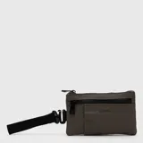 Pouch de diseño minimalista y formato delgado, color gris oscuro, con cierre superior y correa de mano lateral extraíble. Presenta un bolsillo frontal con cierre y el logo de la marca estampado.