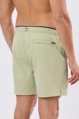 Short de baño liso color coral, confeccionado en tela flexible elastizada, con diseño versátil para uso dentro y fuera del agua.