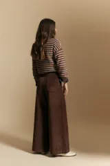 Pantalón wide leg de pana color tostado, de tiro alto con cierre de botones frontales visibles y bolsillos laterales.