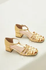Sandalia dorada con puntera calada, pulsera ajustable y taco cuadrado bajo.