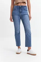 Jean straight de tiro medio, color azul denim, con corte recto y ruedo desflecado.