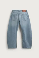 Jeans relaxed barrel fit confeccionados en denim de algodón color celeste con efecto lavado. Presentan tiro medio, corte amplio con forma curva que se estrecha hacia el tobillo, diseño de cinco bolsillos, detalle de pinza en las rodillas y cierre frontal con cremallera y botón.