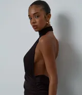 Vestido midi de tul color marrón oscuro, con diseño ajustado, cuello halter estructurado, escote cruzado y fruncidos laterales en todo el largo.