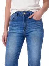 Pantalón de jean estilo clásico de tiro alto con diseño de cinco bolsillos y corte recto en la pierna, color azul indigo.