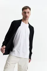 Campera tejida de punto color negro, con cuello rib, puños y bolsillos laterales.