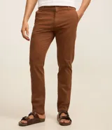 Pantalón de sarga color marrón para hombre, de corte recto con cintura fija, trabillas para cinturón y bolsillos funcionales.
