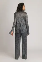 Pantalón palazzo plateado brillante de tiro alto con cintura elástica y cierre trasero invisible.
