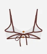 Top de bikini tipo remera confeccionado en microfibra texturizada color blanco con tirantes finos marrones y adorno de cuentas de madera en el centro del busto. Tiene vieses contrastantes y copas removibles.