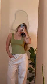 Top ajustado color verde oliva/pistacho con escote cuadrado y tirantes anchos.