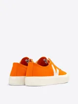 Zapatillas Veja modelo Wata II, color naranja con logo lateral en blanco, fabricadas en algodón orgánico con suela de caucho.