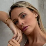 Aros colgantes de plata 925 bañada en oro 18k con dos piedras en forma de gota: un topacio azul y una piedra de la luna.