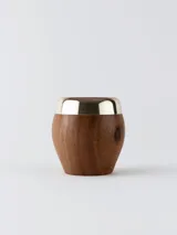 Mate de algarrobo color marrón con boca de plata.